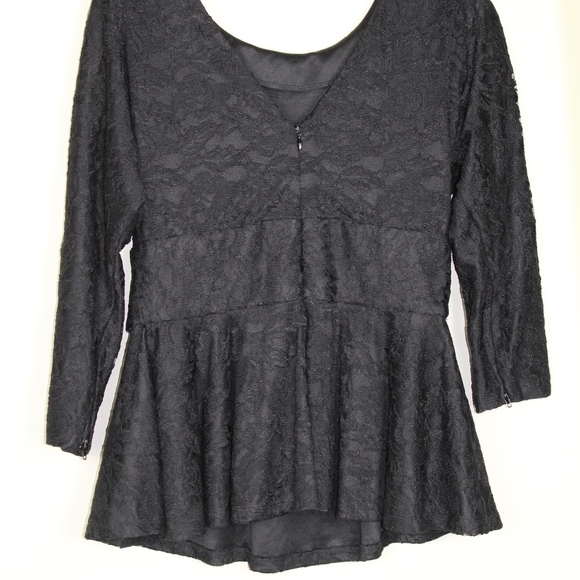 Vicky Tiel lace blouse. - Picture 4 of 4